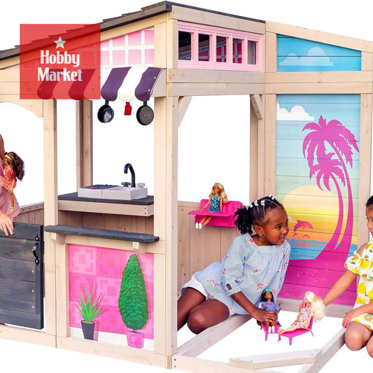 Casita de madera Cami con cocina, mostrador, zona de juego exterior y coloridos detalles decorativos para niños.