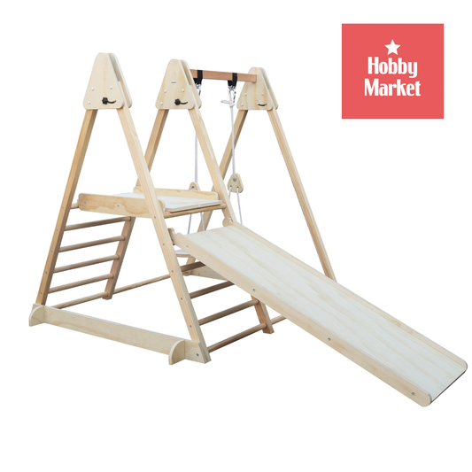 Centro de juegos infantil de madera natural con columpio, rampa de escalada y escalera de peldaños para motricidad.