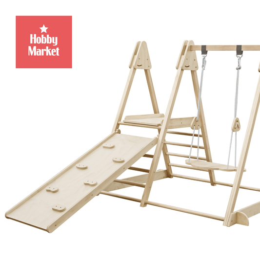 Centro de juegos infantil de madera natural con columpio, rampa de escalada y estructura de escalera para motricidad.