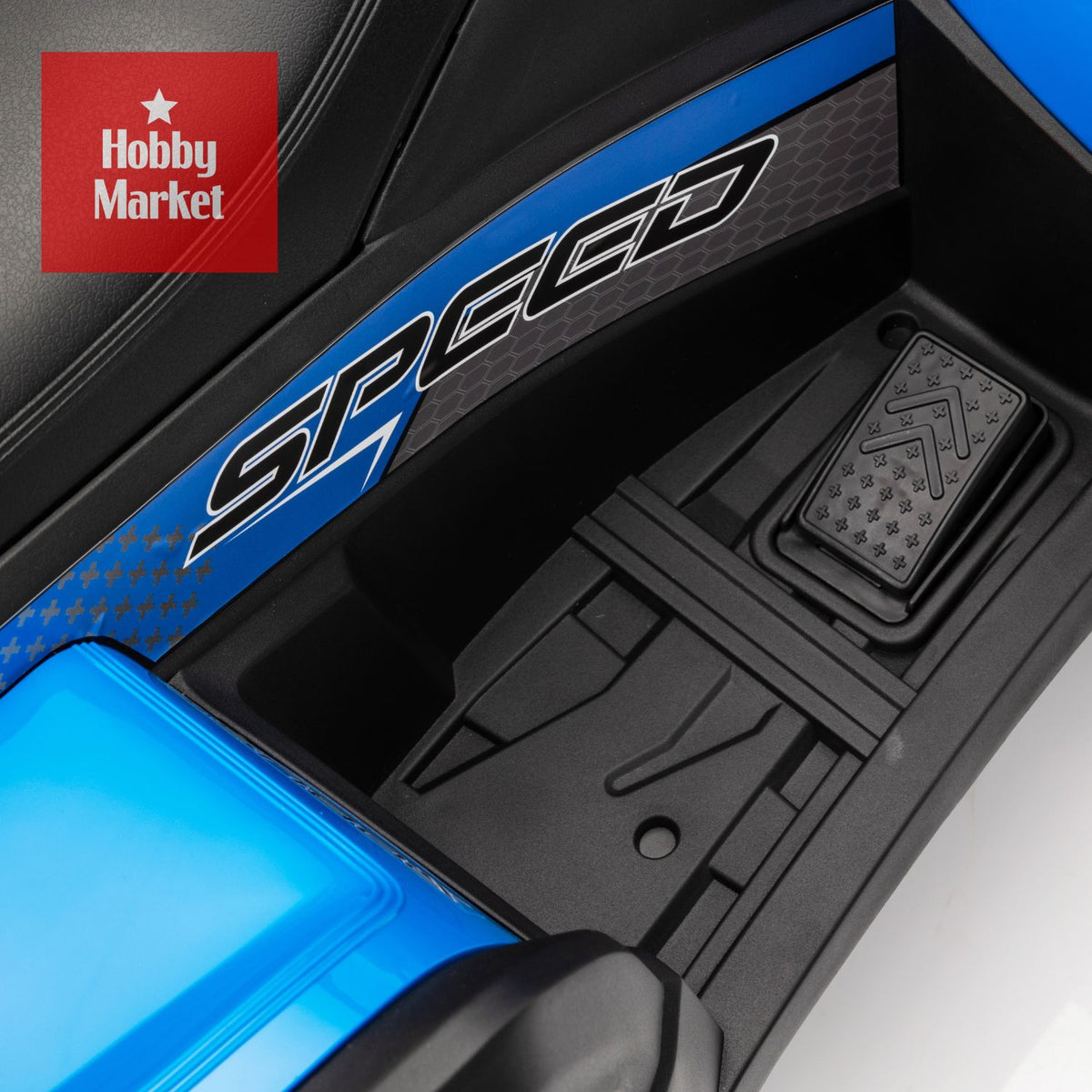 Detalle del pedal acelerador y calcomanía Speed en cuatrimoto eléctrica infantil azul de 12V.