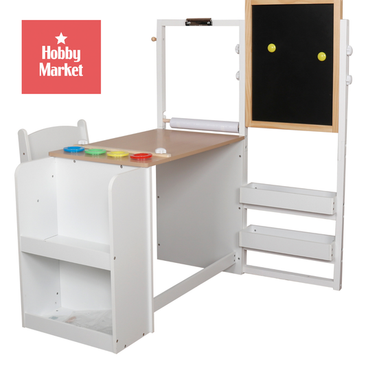Escritorio infantil blanco de madera con silla, pizarra, portarrollos y estantes organizadores para actividades creativas.