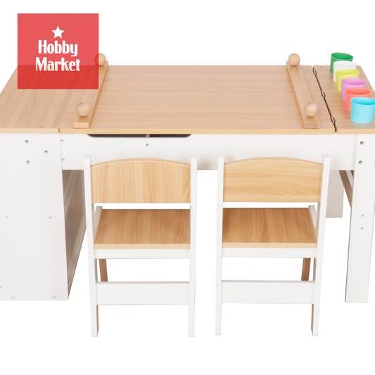 Escritorio infantil de madera clara y blanca con dos sillas, superficie de trabajo y vasos organizadores de colores.
