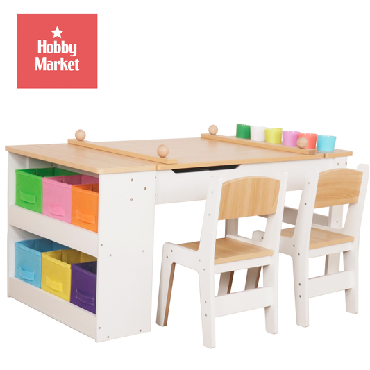 Escritorio infantil de madera blanca y natural con dos sillas, seis canastos de tela coloridos y vasos organizadores.