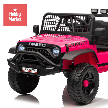 Jeep eléctrico infantil rosado de 12V con luces LED, parrilla frontal robusta, neumáticos todoterreno y diseño estilo aventura.