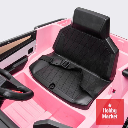 Interior del vehículo infantil Cyber rosa con asiento negro texturizado, cinturón de seguridad y volante deportivo.