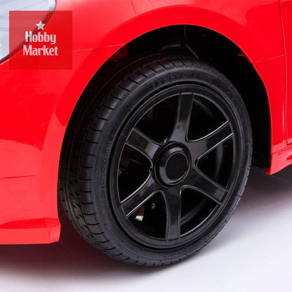 Detalle de la rueda negra de alto rendimiento y carrocería roja brillante del vehículo eléctrico infantil Pro 24V.