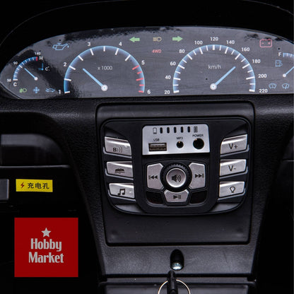 Tablero de auto eléctrico infantil con velocímetro, tacómetro, puerto USB, entrada MP3 y controles multimedia integrados.