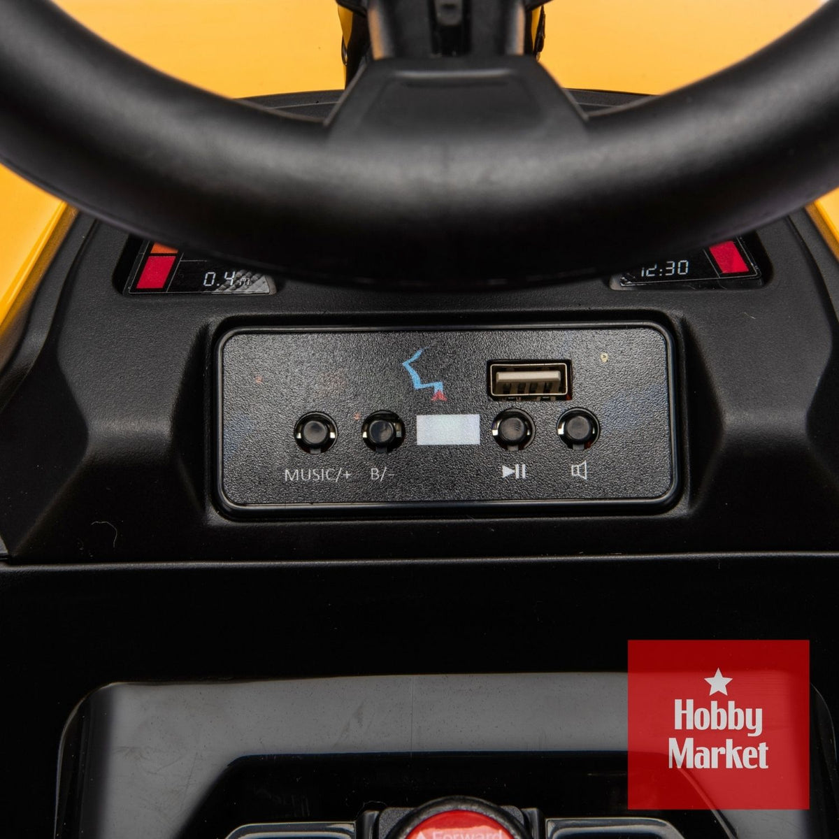 Panel de control de tractor infantil amarillo con puerto USB, botones de música y reproductor multimedia integrado.