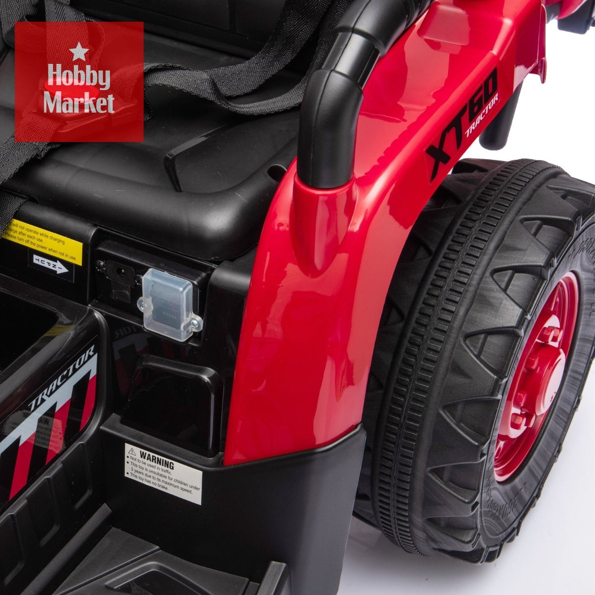 Tractor eléctrico infantil rojo de 12V con ruedas todoterreno, asiento negro y detalles de diseño robusto.
