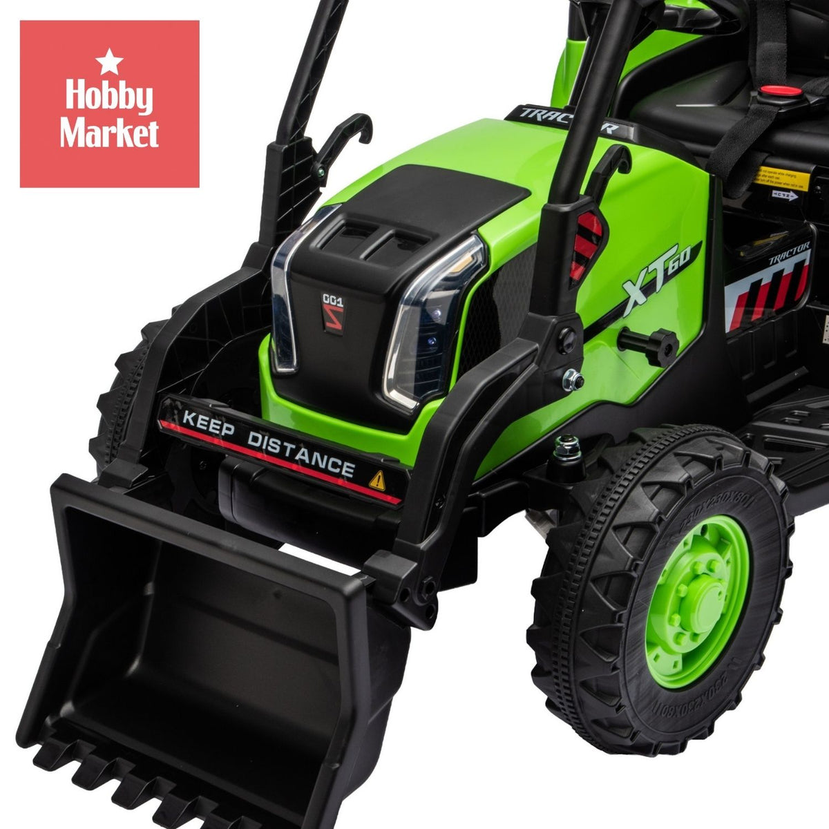 Tractor eléctrico infantil verde de 12V con pala frontal negra, ruedas todoterreno y detalles de diseño XT60.