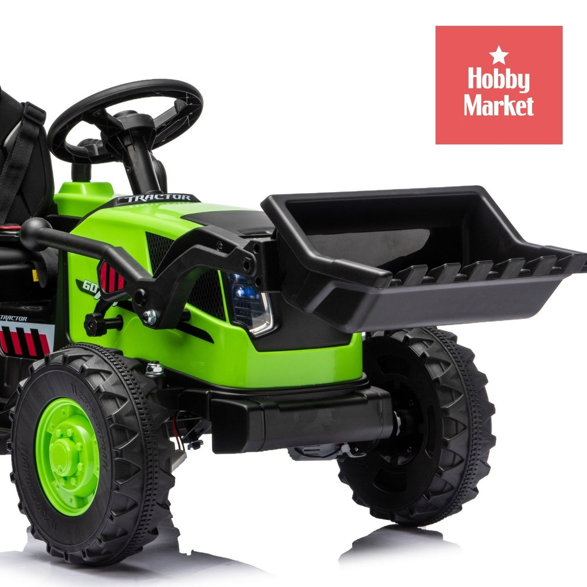 Tractor eléctrico infantil verde de 12V con pala frontal negra, volante y ruedas de plástico resistente para niños.